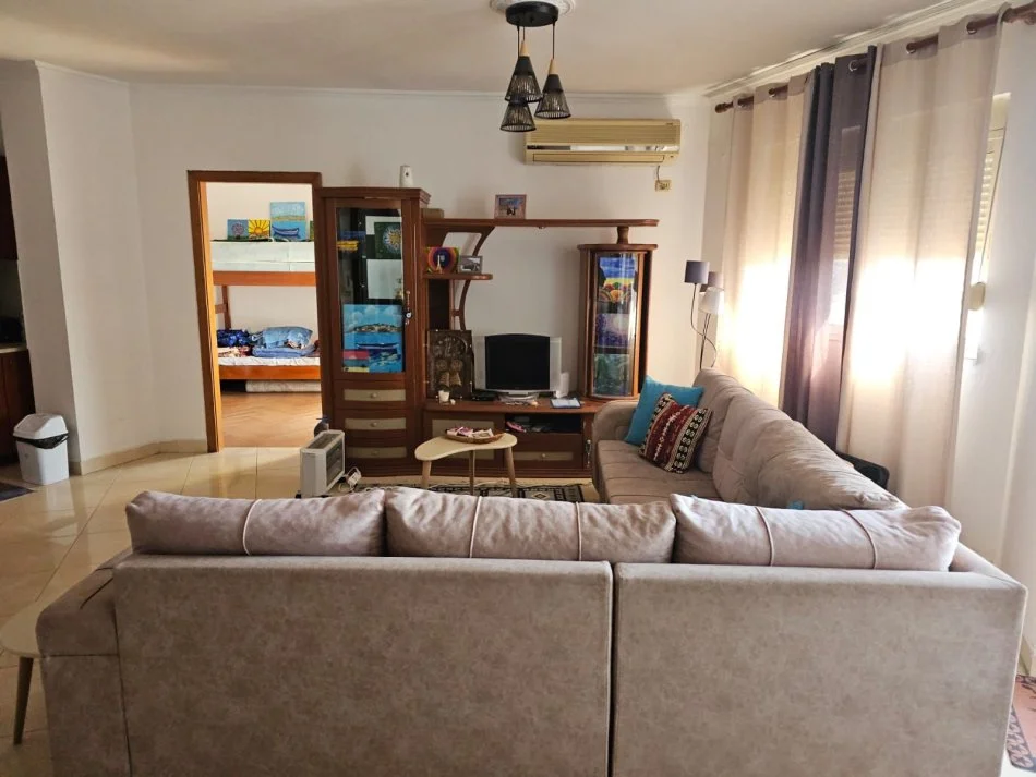 Tirane, jepet me qera apartament 2+1+Ballkon Kati 9, 111 m² 650 € (Rruga e Barrikadave)