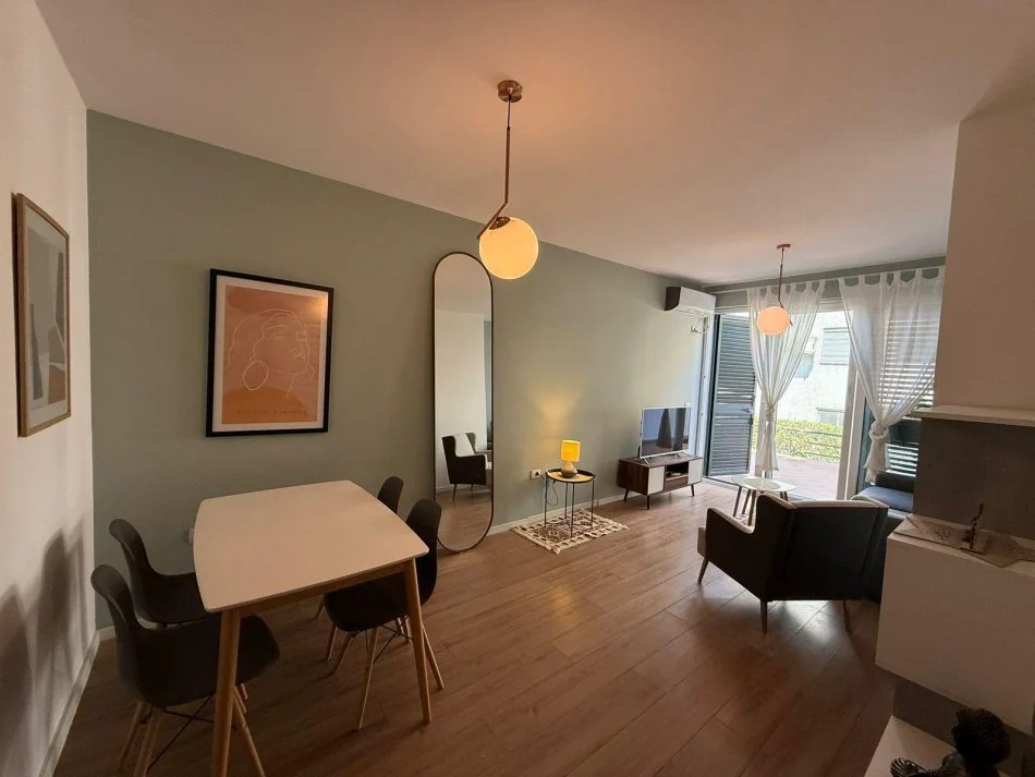 Tirane, jepet me qera apartament 1+1+Ballkon Kati 2, 53 m² 550 € (kodra e diellit)