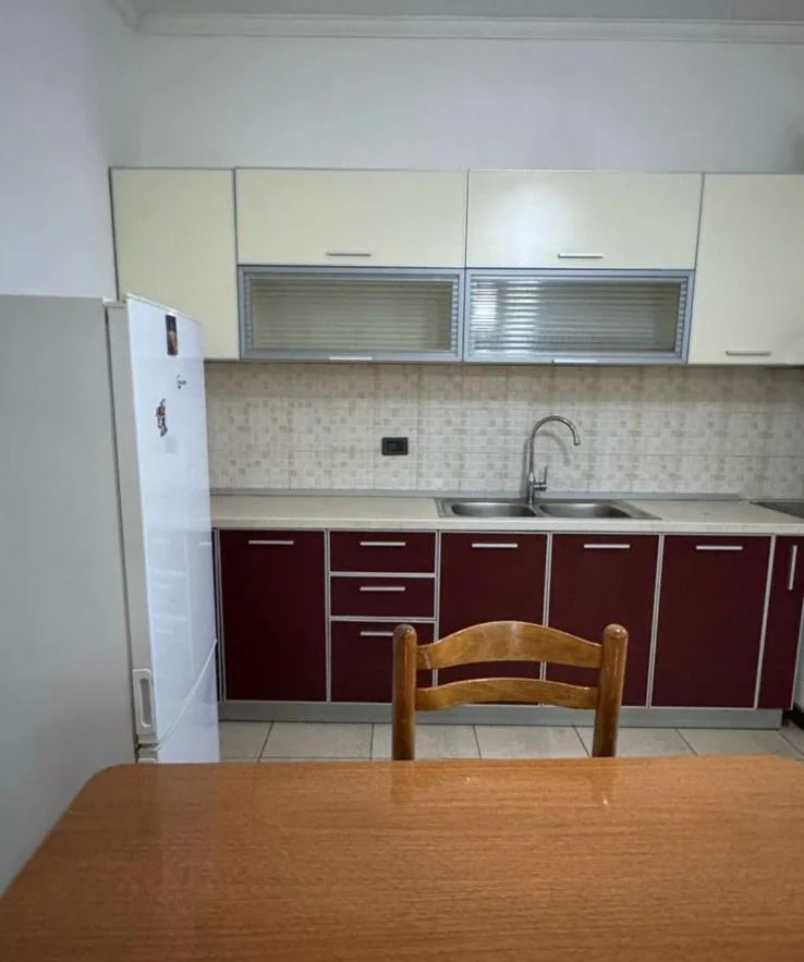 Tirane, jepet me qera apartament 1+1+Ballkon Kati 4, 78 m² 550 € (Selvia)