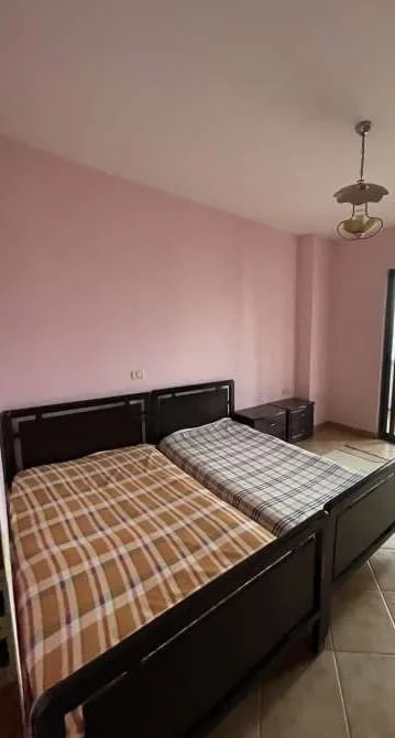 Tirane, jepet me qera apartament 1+1 Kati 4, 80 m² 400 € (Komuna e Parisit)