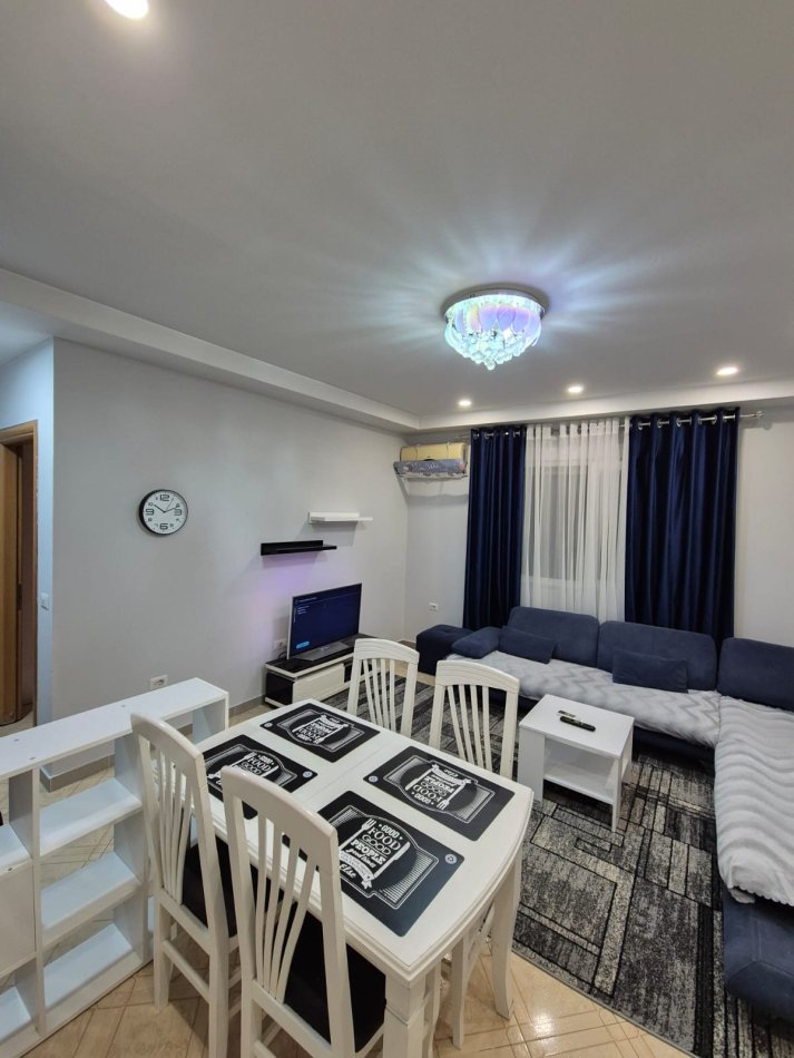 Tirane, jepet me qera apartament 1+1 Kati 5, 60 m² 500 € (Rruga 5 Maj)