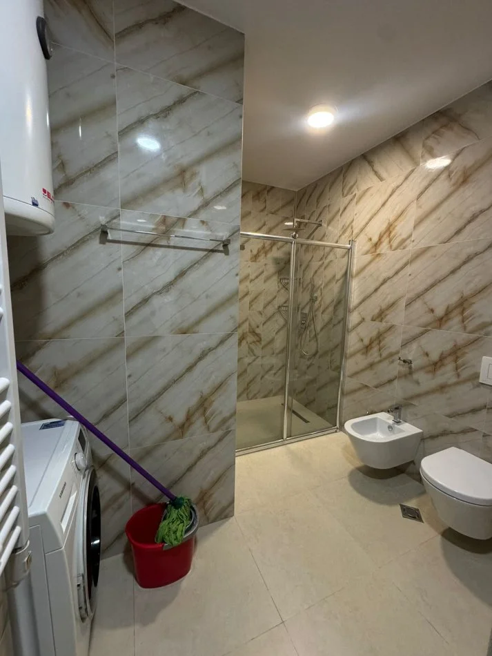 Tirane, jepet me qera apartament 1+1 , 75 m² 900 € 