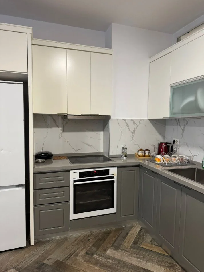 Tirane, jepet me qera apartament 1+1+Ballkon Kati 5, 65 m² 550 € (rruga 5 Maj)