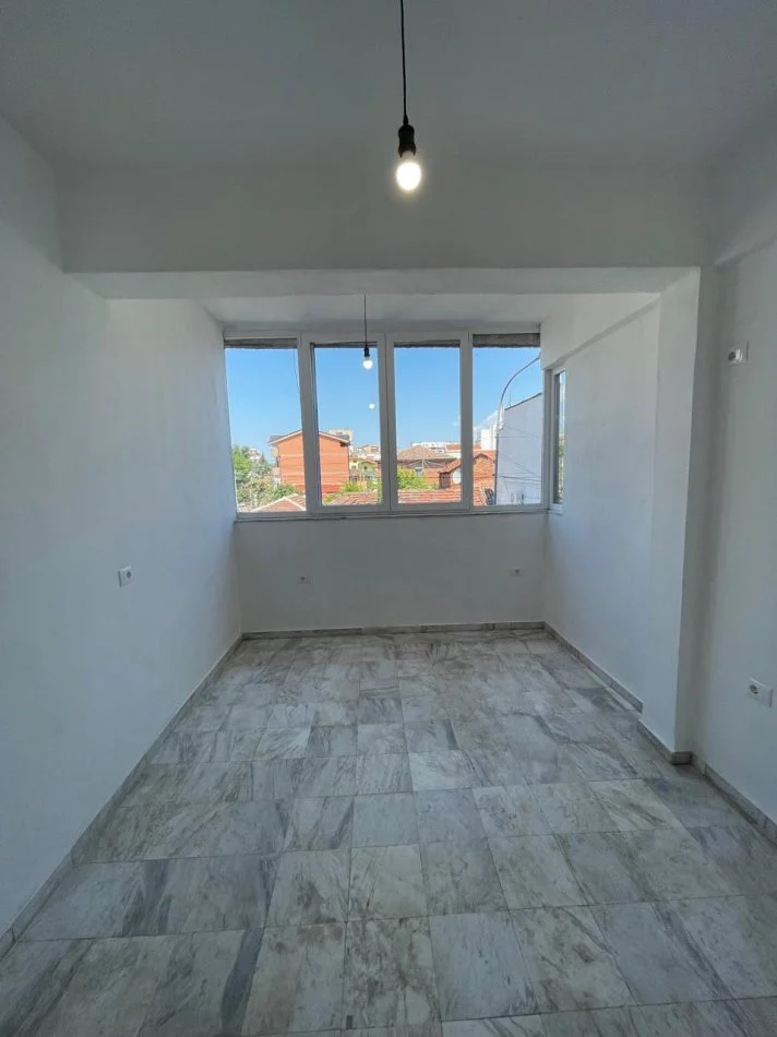 Tirane, jepet me qera Vile , 84 m² 800 € (Selvia)
