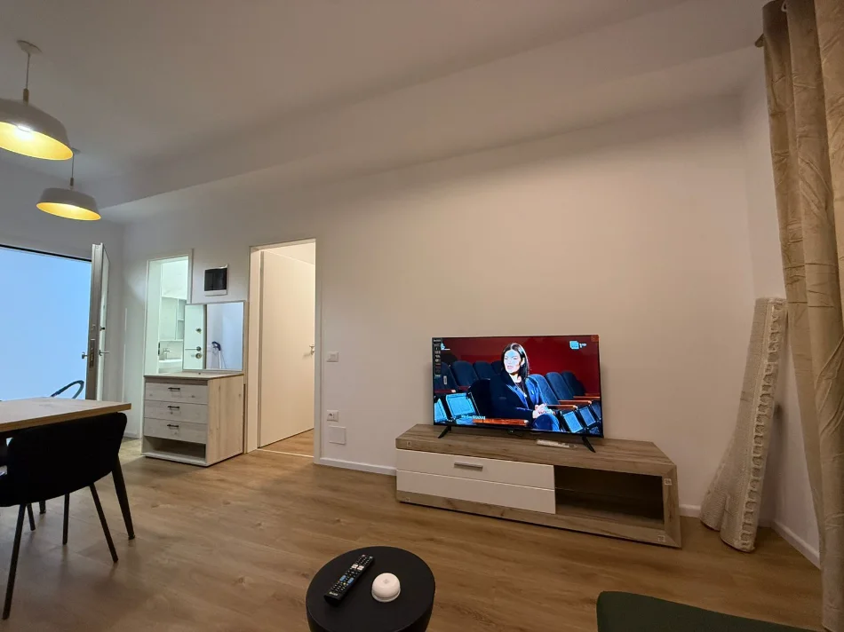 Tirane, jepet me qera apartament 1+1 Kati 5, 50 m² 400 € (Kompleksi Kadiu)