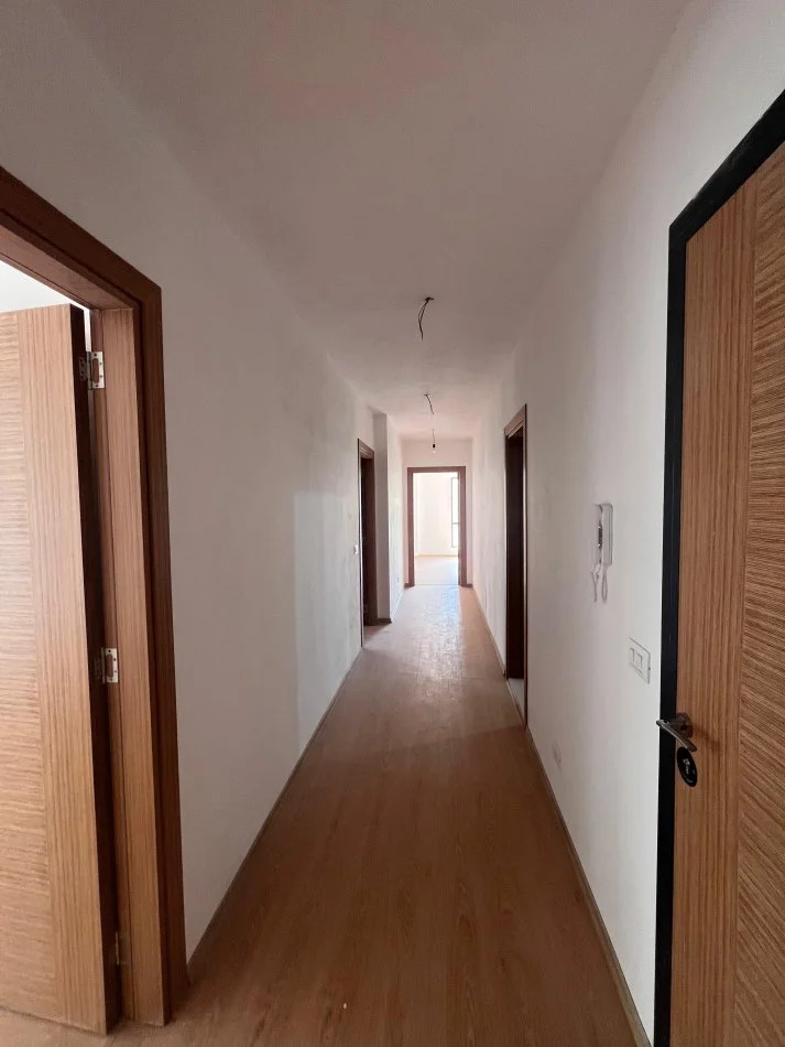 Tirane, jepet me qera apartament 2+1+Ballkon Kati 2, 105 m² 350 € (Rruga 5 Maji)
