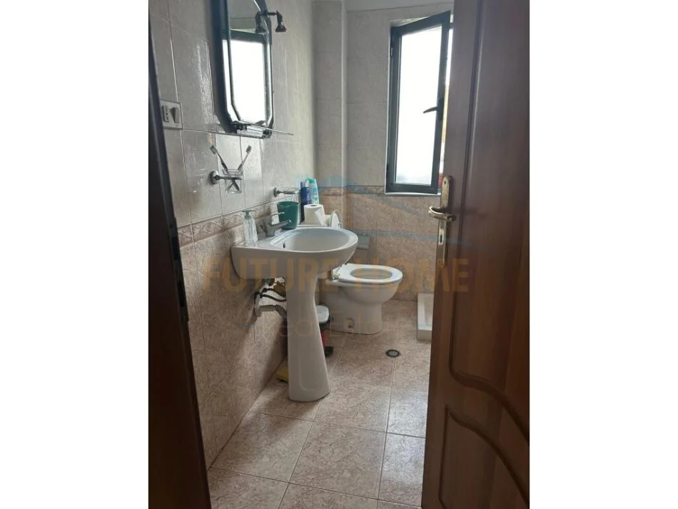 Tirane, jepet me qera apartament 1+1 Kati 5, 60 m² 400 € (mine peza)