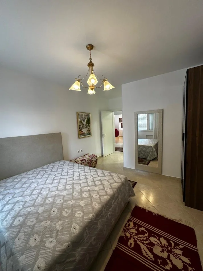 Tirane, jepet me qera apartament 3+1+Ballkon Kati 7, 112 m² 1.400 € (Nëntë Katëshet)