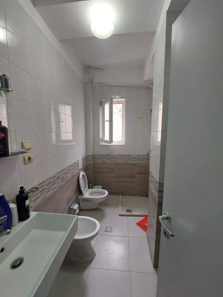 Tirane, jepet me qera apartament 3 Katshe , 210 m² 1.200 € 