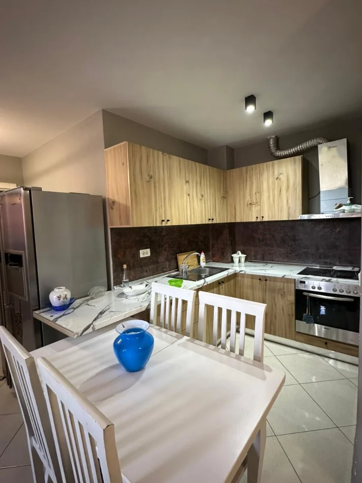 Tirane, jepet me qera apartament 3+1 , 100 m² 630 € (Kopshti Botanik)