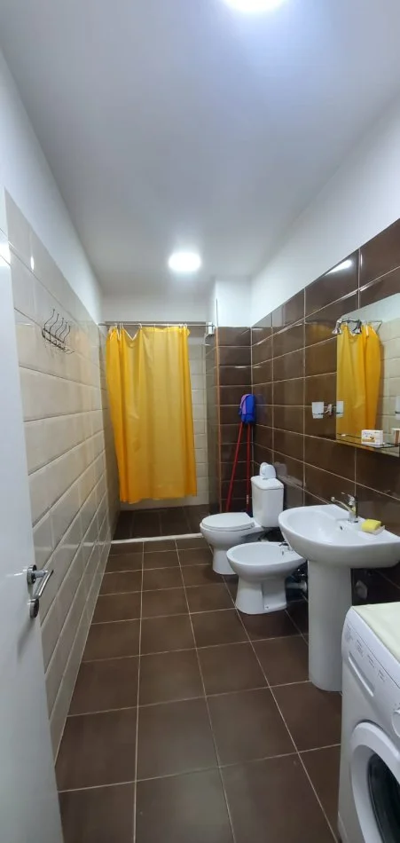 Tirane, jepet me qera apartament 2+1+Ballkon Kati 2, 97 m² 700 € (Vasil Shanto prane Gjimnazit Besnik Sykja)