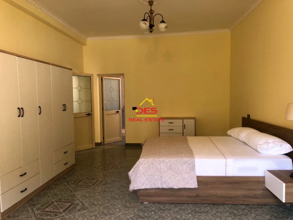 Vlore, jepet me qera shtepi 2+1+Ballkon Kati 2, 110 m² 400 € (Rruga Irfan Shehu)