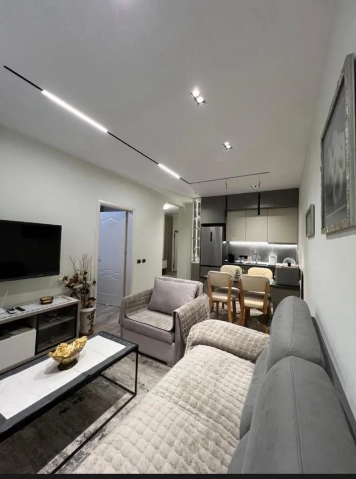 Tirane, jepet me qera apartament 1+1+Ballkon Kati 11, 69 m² 900 € (Qender)