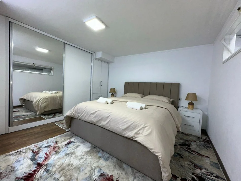 Tirane, jepet me qera apartament 1+1 Kati 2, 80 m² 600 € (Komuna e Parisit)