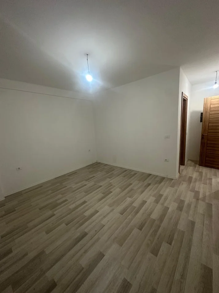 Tirane, shes apartament 2+1+Ballkon Kati 4, 120 m² 180.000 € (Rruga 5 Maji)