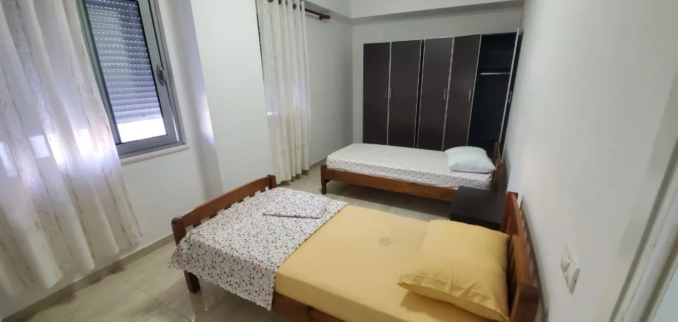 Tirane, jepet me qera apartament 2+1+Ballkon Kati 2, 97 m² 700 € (Vasil Shanto prane Gjimnazit Besnik Sykja)