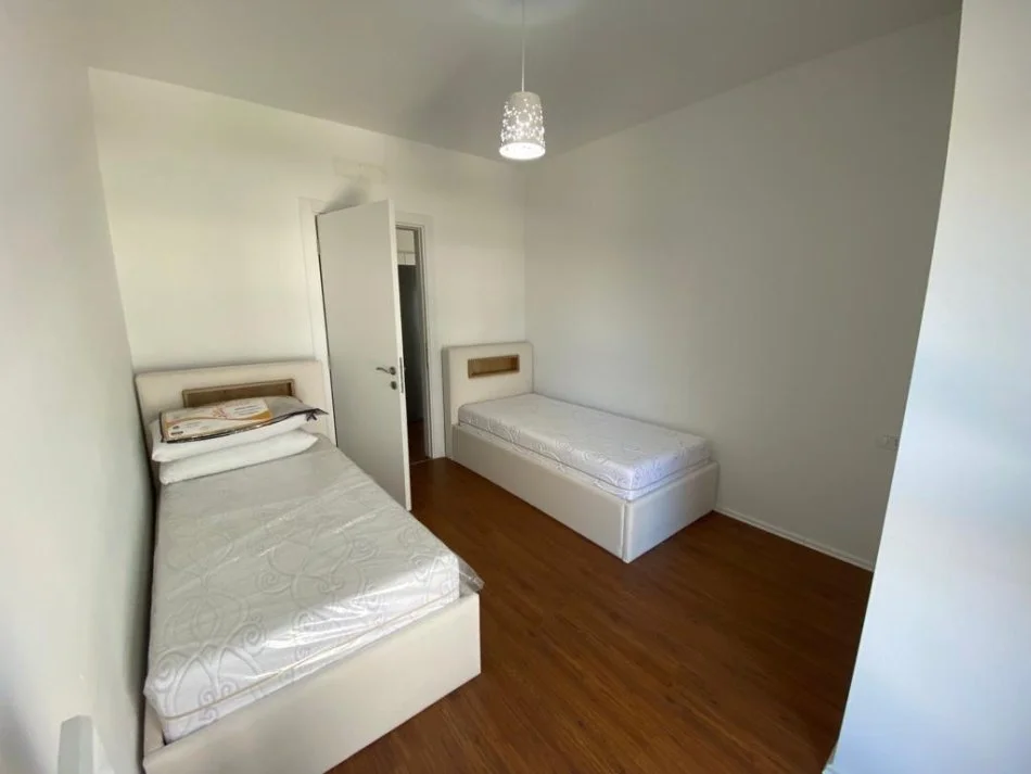 Tirane, jepet me qera apartament 2+1 Kati 4, 101 m² 750 € (Fiori di bosko)