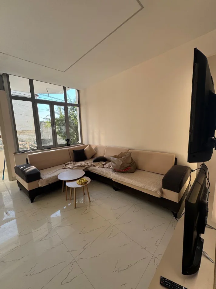Tirane, jepet me qera apartament 1+1 Kati 1, 65 m² 450 € (Rrethi i Freskut prane Bar Stockholm)