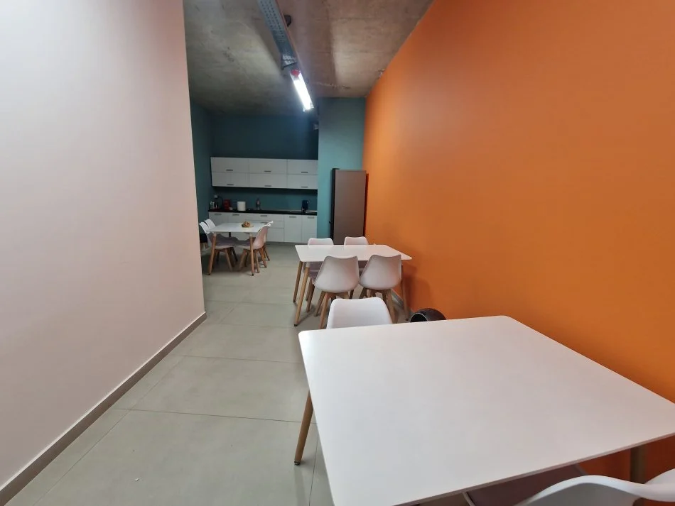 Tirane, jepet me qera ambjent biznesi Kati 0, 1.100 m² 10.000 € 