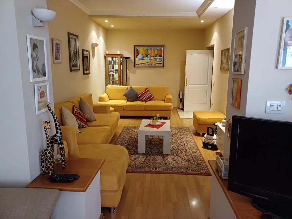 Tirane, shitet apartament 2+1 Kati 1, 100 m² 200.000 € (Rruga e Kavajes, prane spitalit Gjerman)