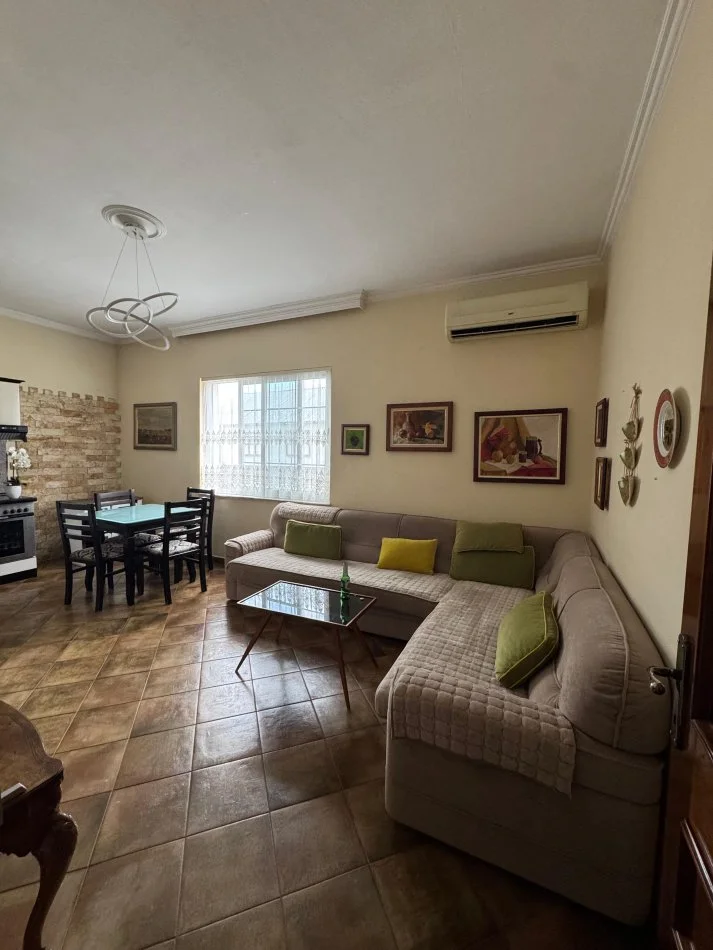 Tirane, ndarje qeraje me vajze Vile 4+1 Kati 0, 120 m² 200 € (Rruga Niko Avrami 38)