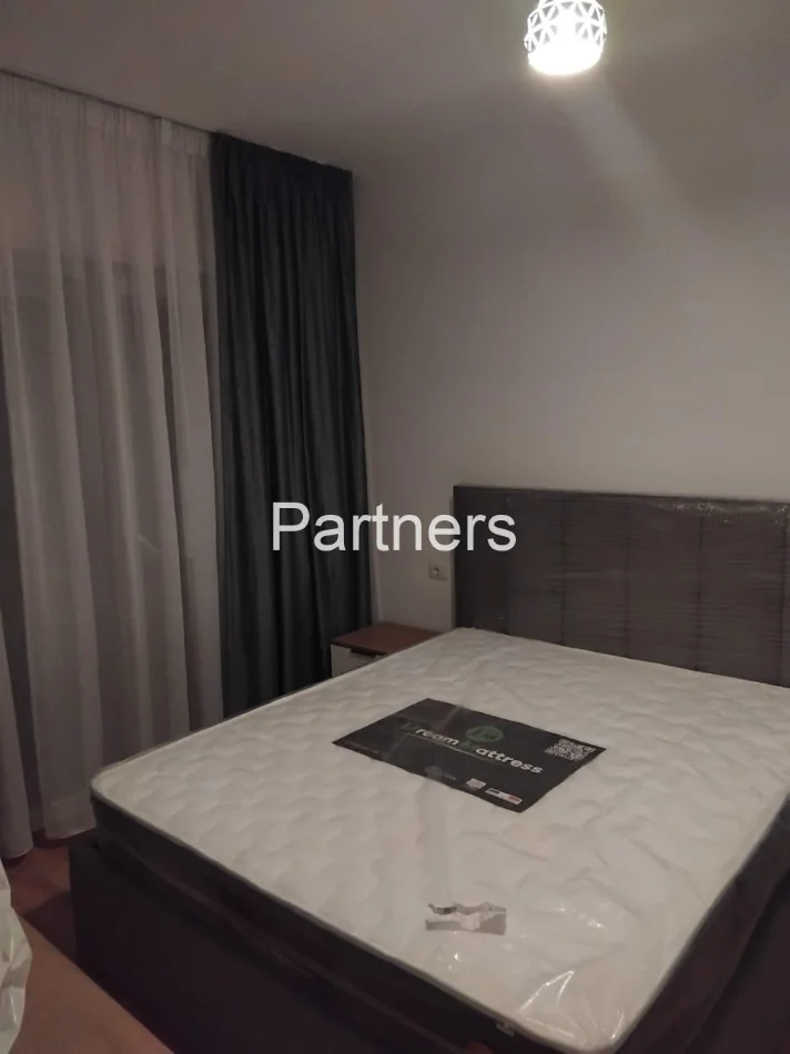 Tirane, jepet me qera apartament 1+1 Kati 4, 60 m² 400 € (univers city)