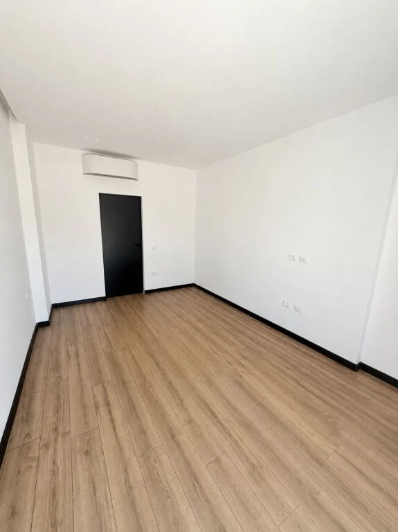 Tirane, jepet me qera zyre Kati 3, 75 m² 700 € (KIKA 2)