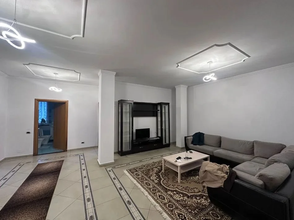 Tirane, jepet me qera apartament 3+1+Ballkon Kati 3, 140 m² 500 € (Rruga myslym keta)