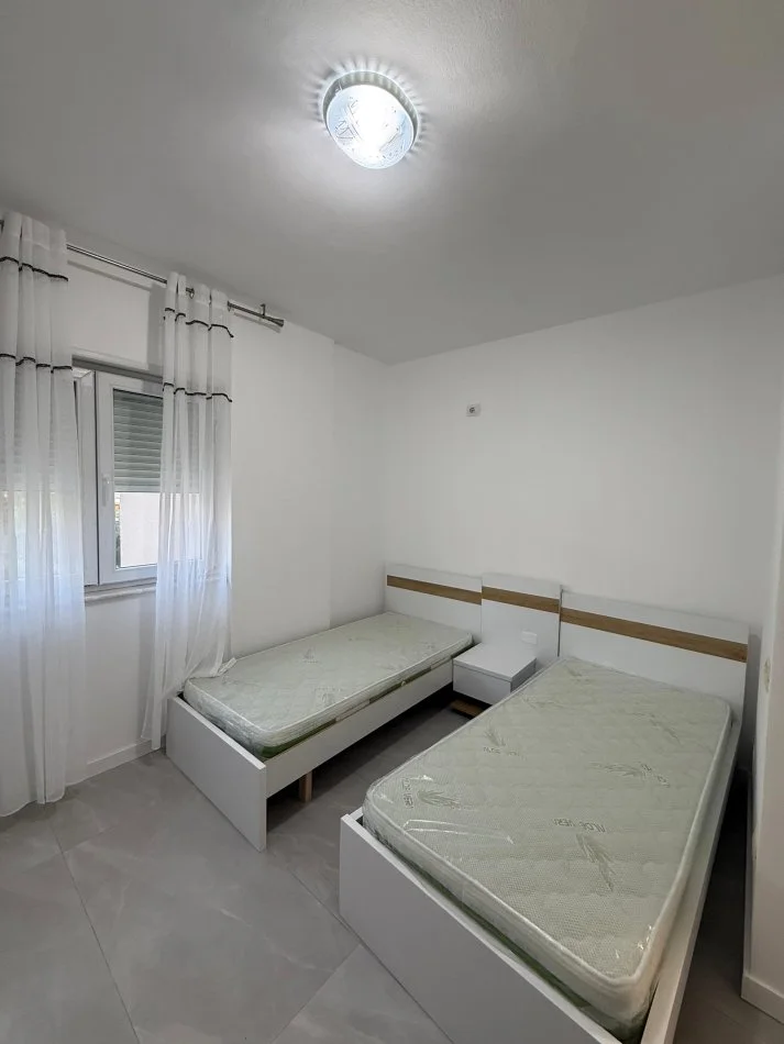 Tirane, jepet me qera apartament 2+1+Ballkon , 600 € (Ali Dem)