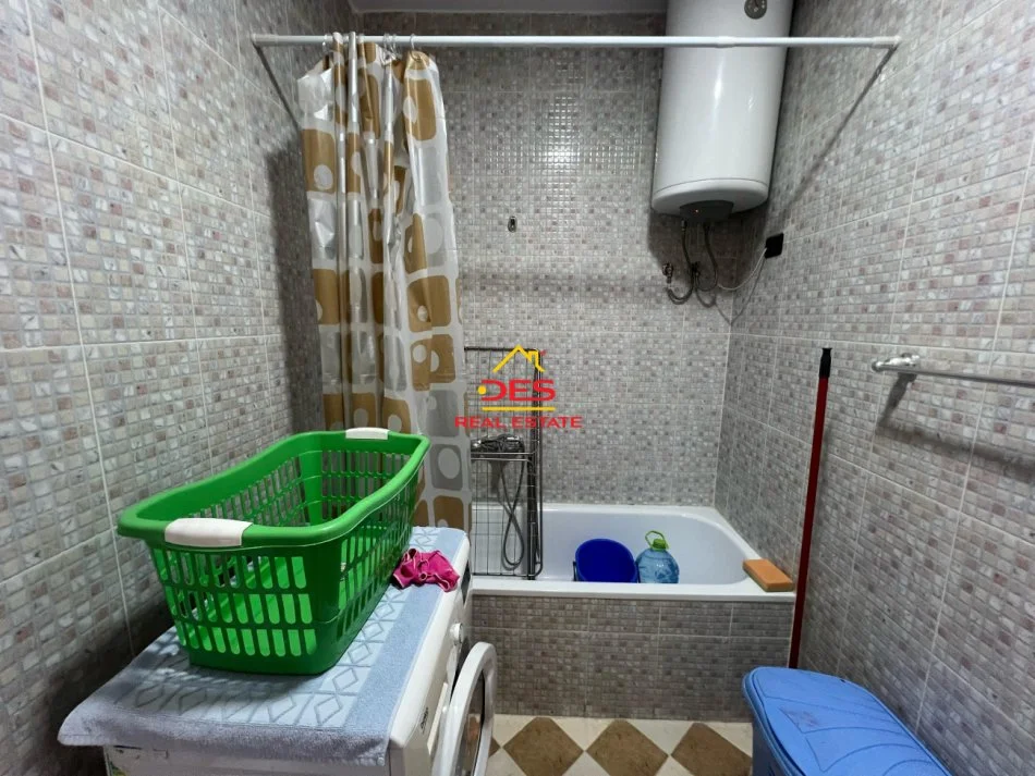 Vlore, jepet me qera apartament 1+1+Ballkon Kati 10, 70 m² 420 € (Rruga Sadik Zotaj)