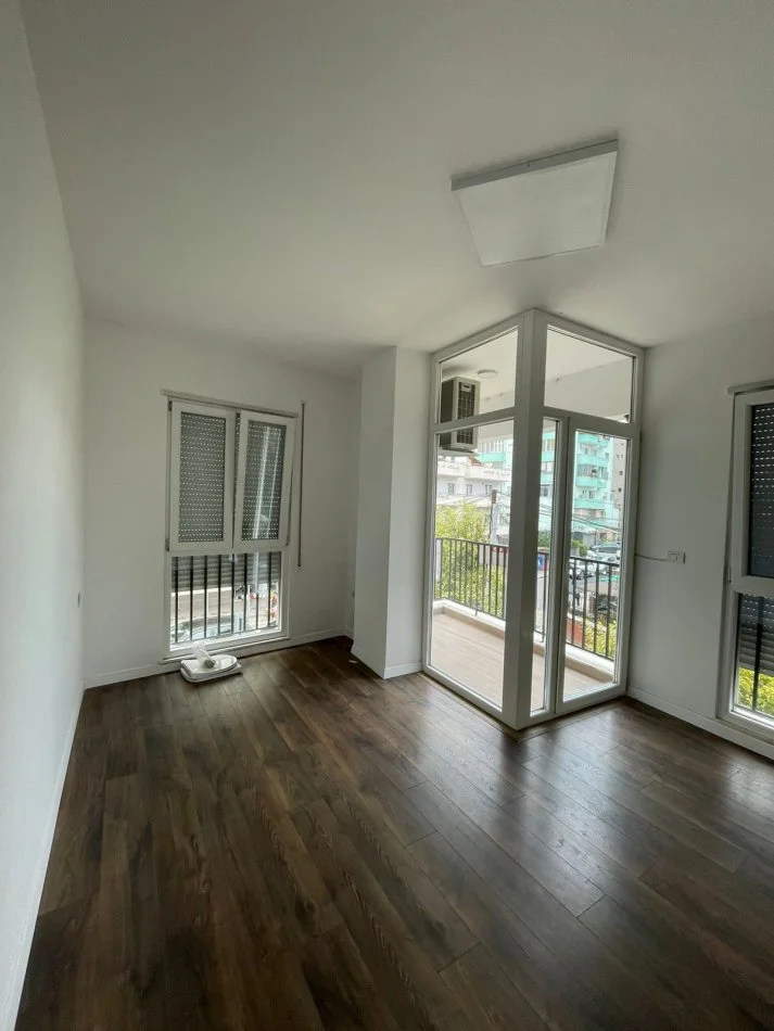 Tirane, jepet me qera apartament 2+1 Kati 2, 94 m² 800 € (Komuna Parisit)