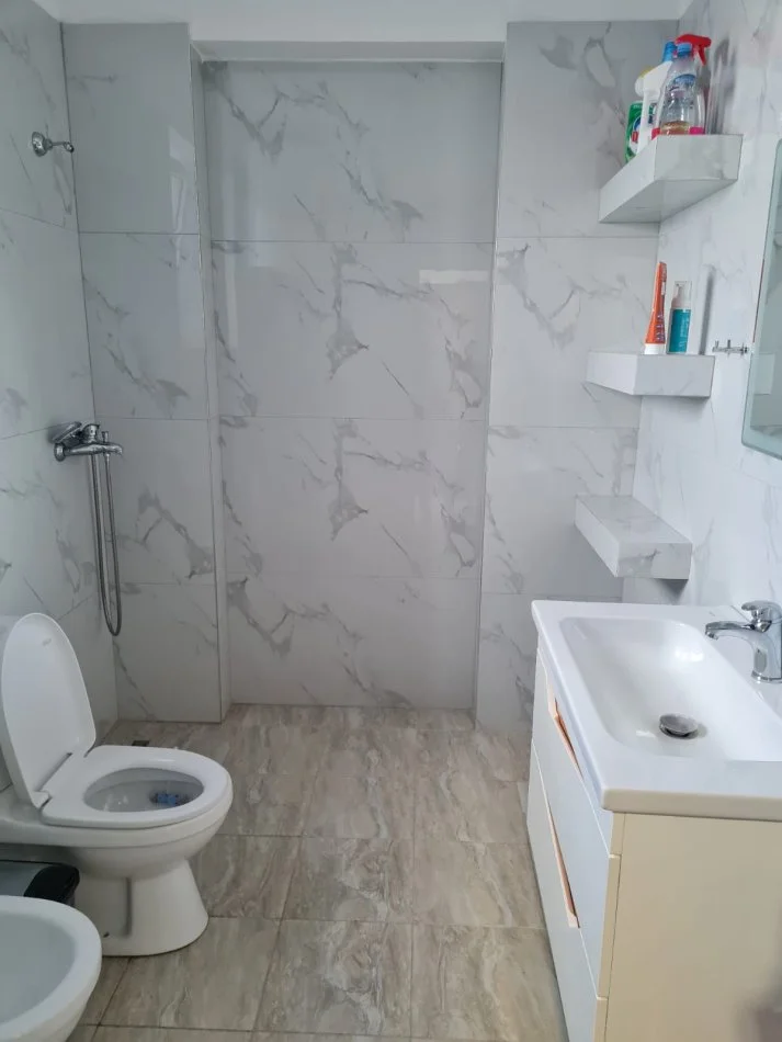 Tirane, jepet me qera apartament 2+1+Ballkon Kati 2, 800 € 