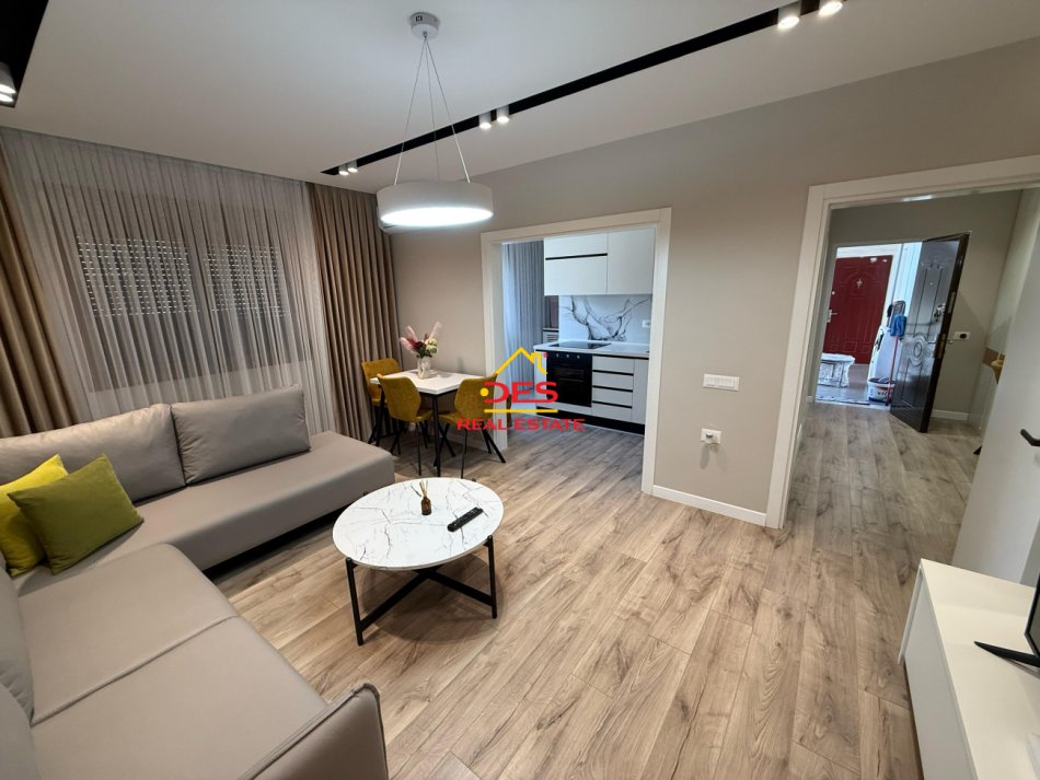 Vlore, jepet me qera apartament 1+1+Ballkon Kati 4, 70 m² 300 € (Rruga Osman Haxhiu)