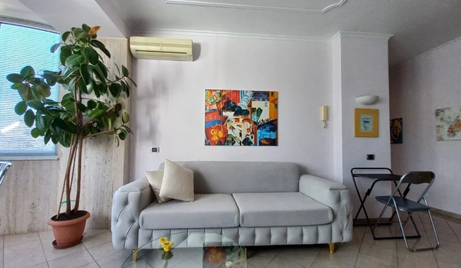 Tirane, jepet me qera 1+1 Kati 4, 61 m² 600 € (Bllok)