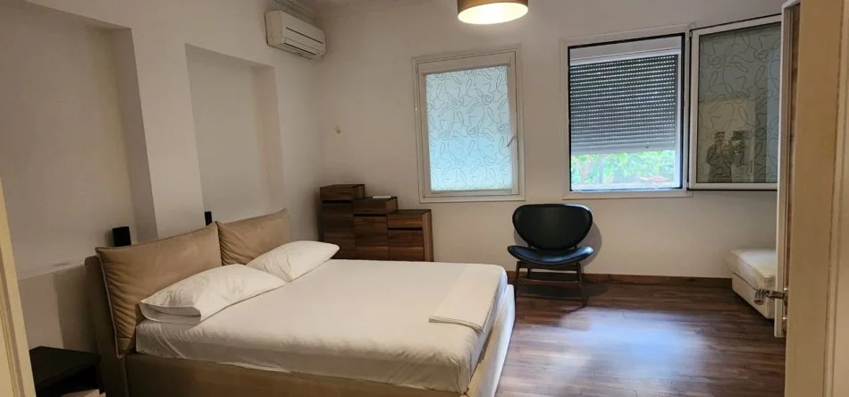 Tirane, jepet me qera Vile , (Rruga Kavajes)