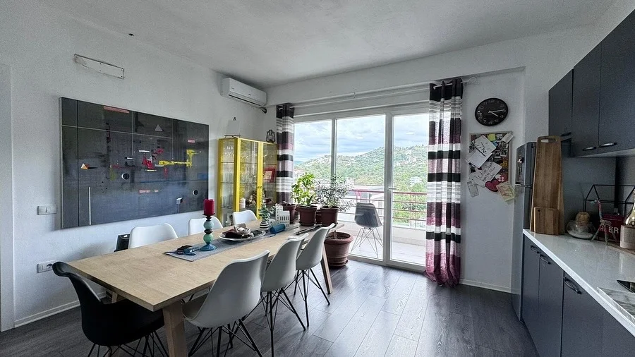 Tirane, jepet me qera apartament 1+1+Ballkon Kati 4, 80 m² 600 € (Hamdi Sina)