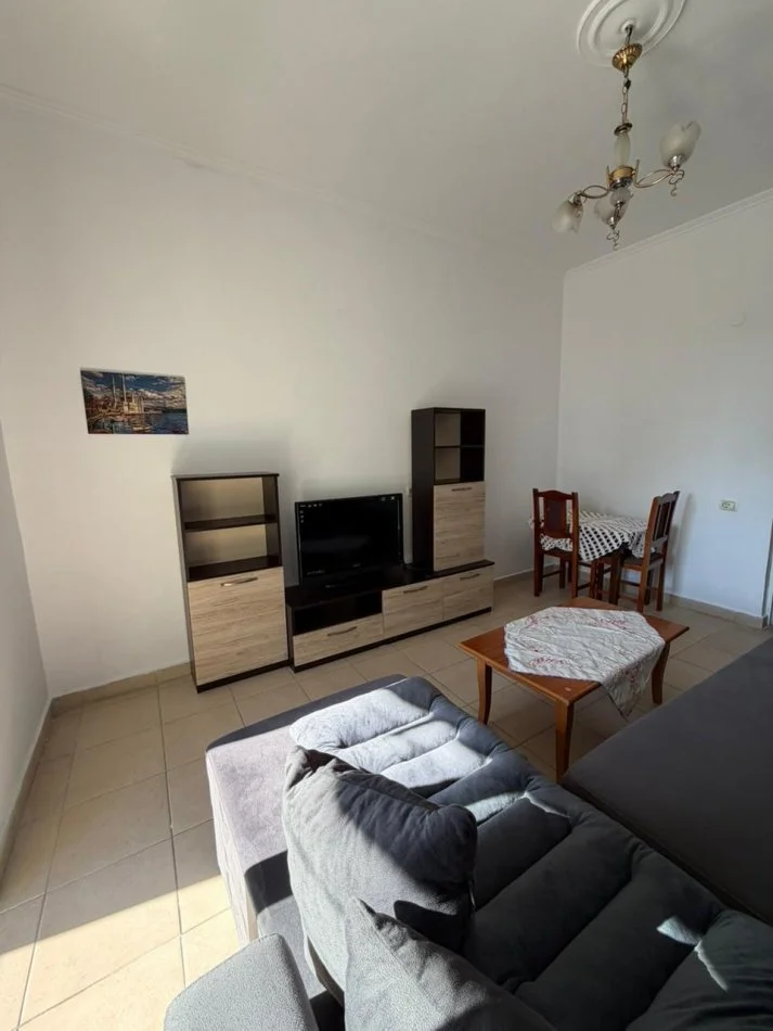 Tirane, jepet me qera apartament 1+1 Kati 4, 400 € (Rr e Kavajes)
