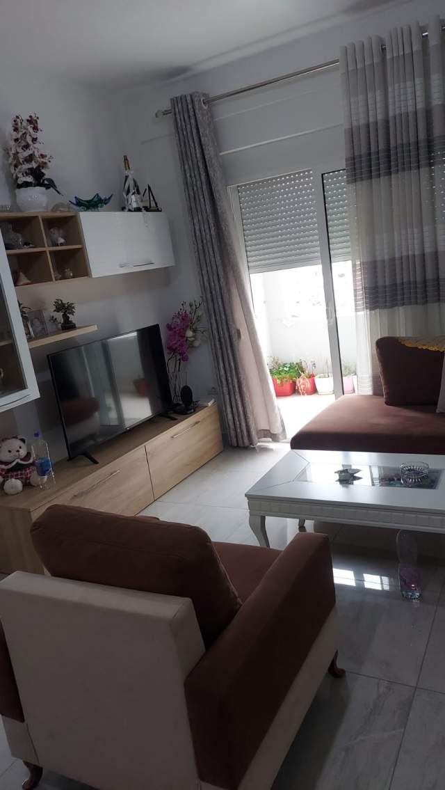 Tirane, jepet me qera apartament 2+1 Kati 7, 80 m² 300 Euro (Casa Italia)