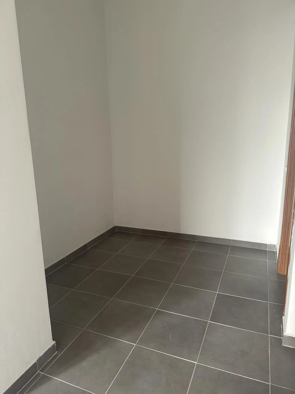 Tirane, shitet dyqan Kati 0 (perdhe), Sip 28.68m² 77,400 Euro (Kompleksi Golden Park)