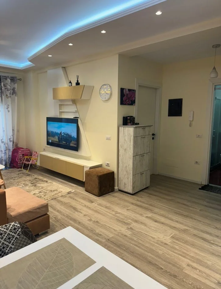 Tirane, jepet me qera apartament 1+1 Kati 6, 75 m² 850 € (Komuna e Parisit)