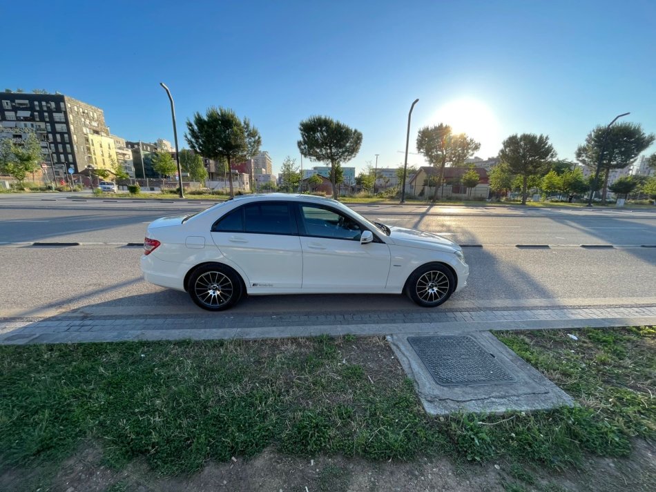 Tirane, shitet makine MERCDES BENZ W204 Nafte, e bardhë manuale Klima 210 km 6.500 €