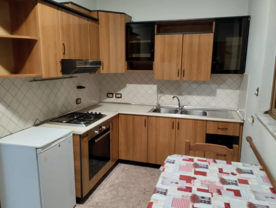 Tirane, jepet me qera apartament 3+1 Kati 2, 145 m² 600 € (Qyteti Studenti, Zyra Posta Tirana 13.)