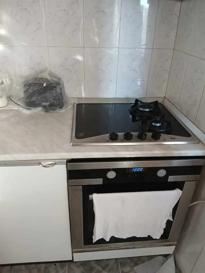 Tirane, jepet me qera apartament 2+1+Ballkon Kati 4, 75 m² (Rruga Qemal Stafa (Shkolla e Kuqe))