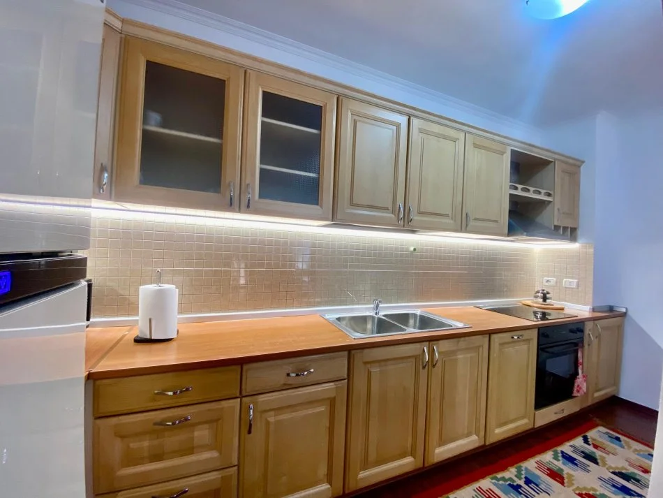 Tirane, jepet me qera apartament 2+1+Aneks+Ballkon Kati 9, 100 m² 800 € (komuna parisit)