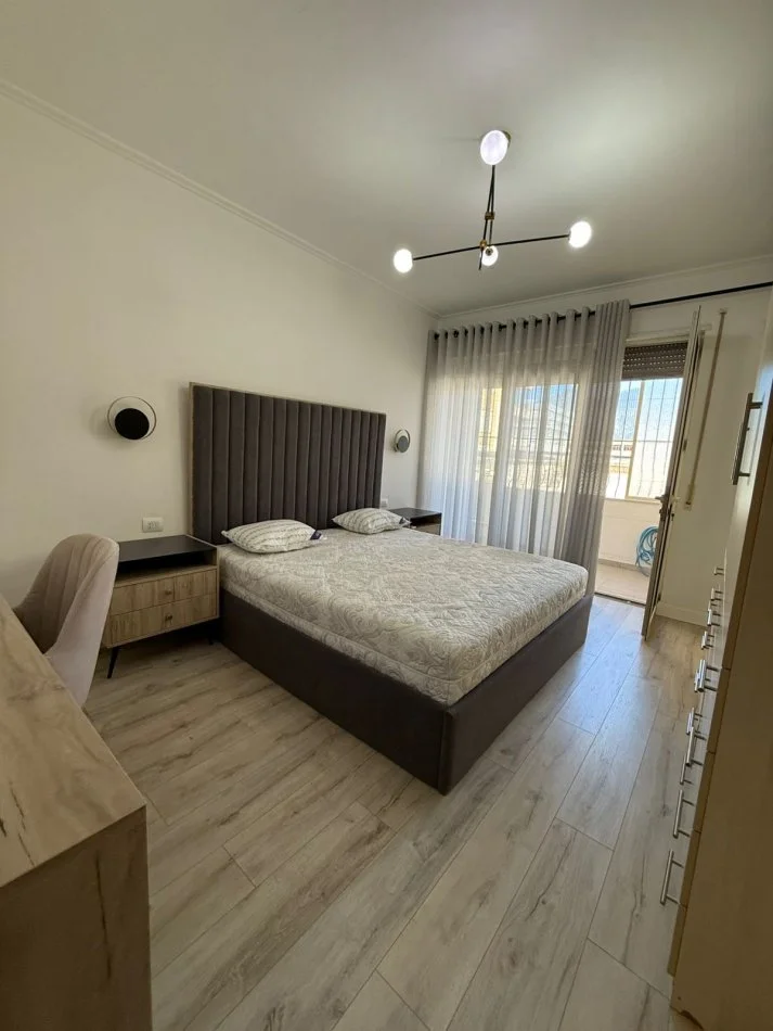 Tirane, jepet me qera apartament 2+1+Ballkon Kati 2, 750 € (Stacioni Trenit)