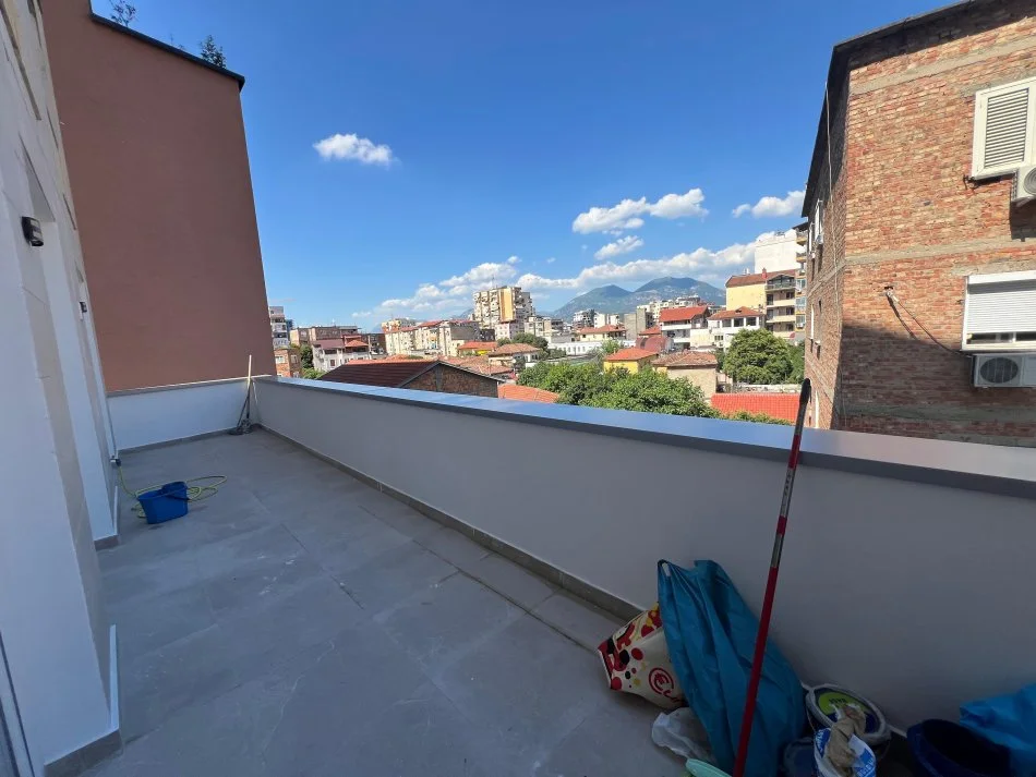 Tirane, Rruga e Barrikadave, jepet me qera apartament 2+1 Kati 3, 80 m² 1000 €