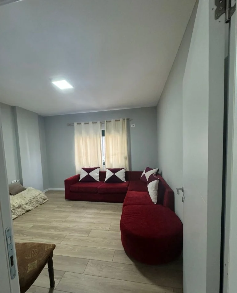 Tirane, jepet me qera apartament 2+1+Ballkon Kati 4, 100 m² 500 € (rruga e thesarit)