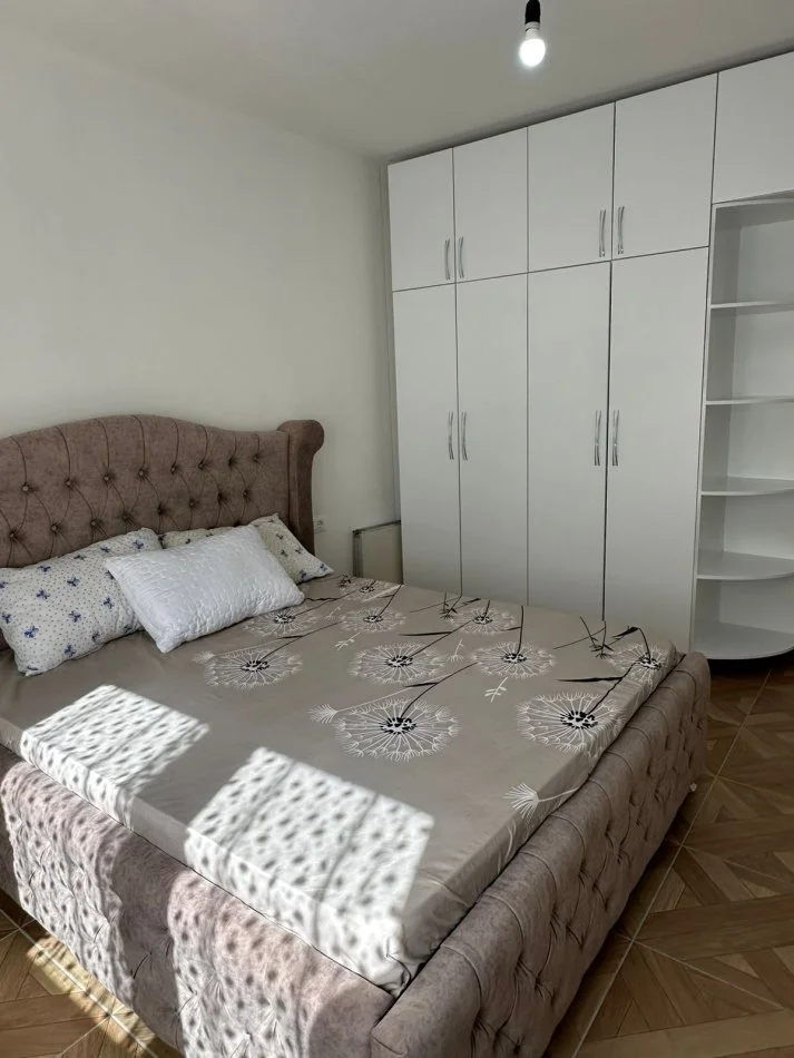 Tirane, jepet me qera apartament 2+1+Ballkon Kati 3, 102 m² 430 € (rruga sokrat miho)