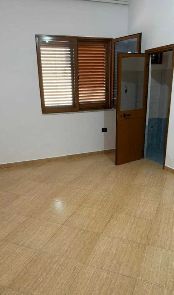 Tirane, jepet me qera Vile 3+1 Kati 3, 45.000 € (Prane Hotel Meridian)