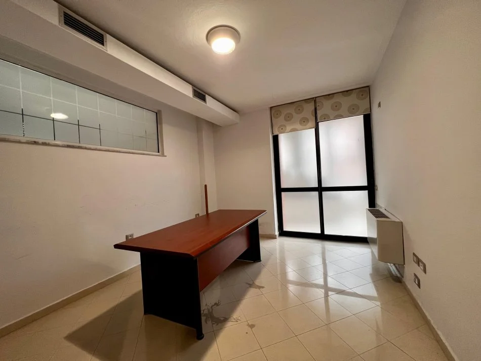 Tirane, jepet me qera apartament 3+1 Kati 3, 137 m² 950 € (MYSLYM SHYRI)